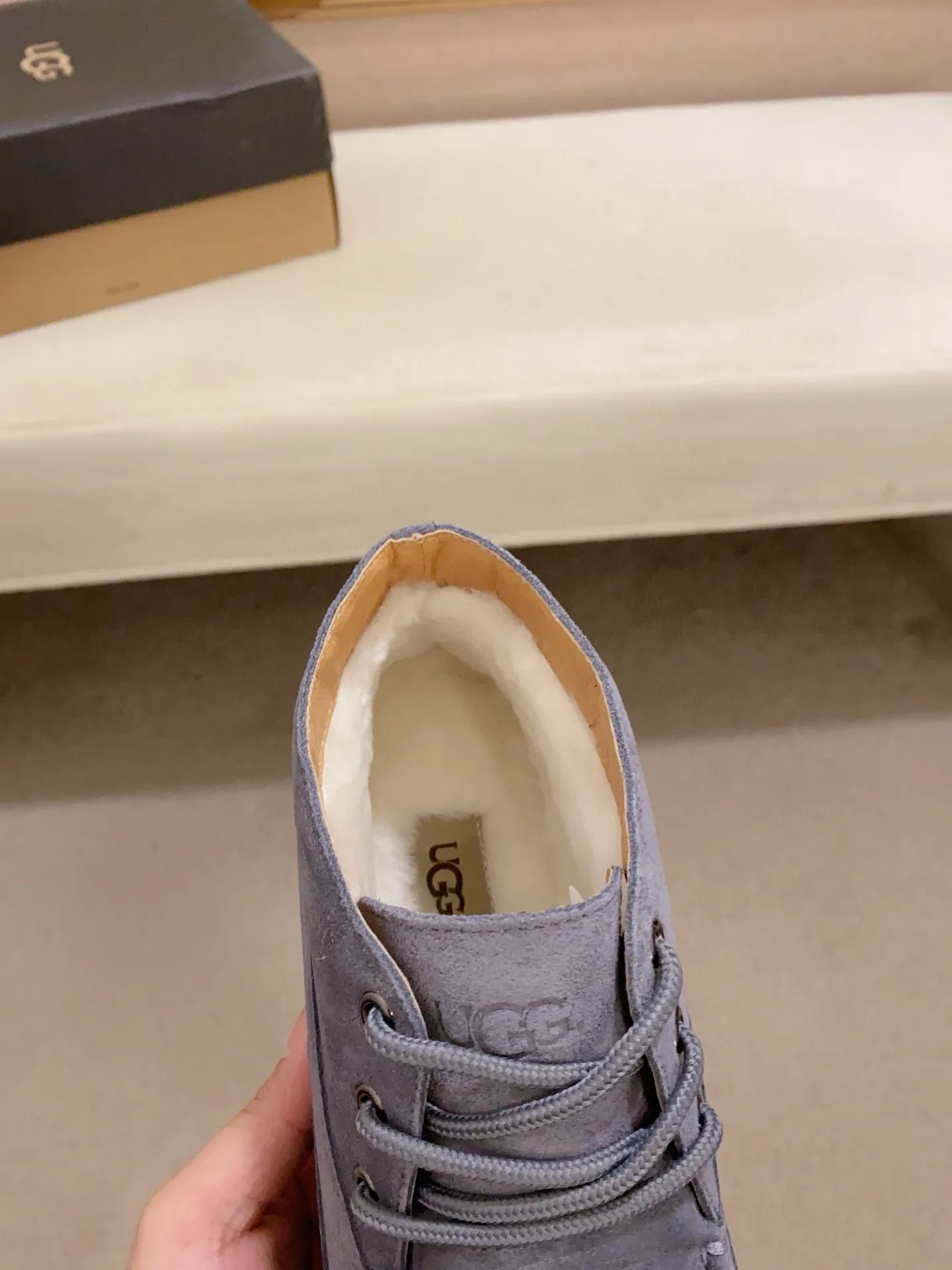 Men's shoes💰: 600💰(high-end goods) UGG❄️❄️Latest model 1:1⃣️quality, fabric: high-end quality first-layer cowhide imported from Europe. Lining: wool lining, sole: pure imported foam outsole. ❤️High-end goods, fine workmanship, trendy and fashionable. The fit is very classy. If you know the goods, you will not be able to refuse😍😍Number of codes: 38-44 (45 is custom-made and cannot be returned or exchanged)